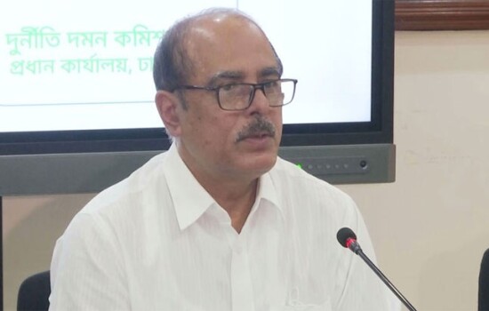 দুর্নীতিবাজরা এখন প্রকাশ্যে রাস্তার মাঝখান দিয়ে হাঁটে : দুদক চেয়ারম্যান