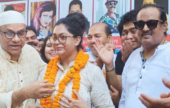 পরাজিত হয়েও ফুলের মালা নিপুণের গলায়