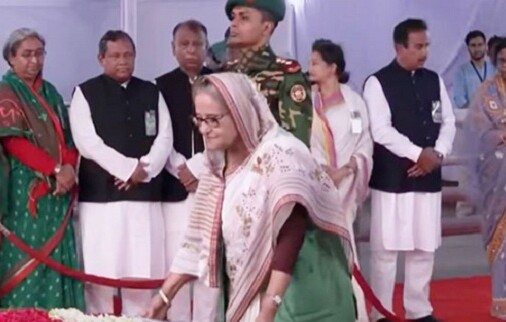 মুজিবনগর দিবসে বঙ্গবন্ধুর প্রতিকৃতিতে প্রধানমন্ত্রীর শ্রদ্ধা