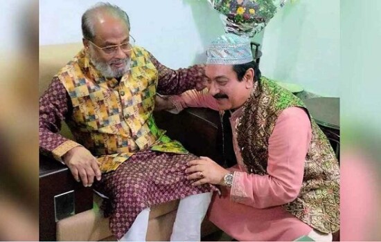 জি এম কাদেরকে পা ছুঁয়ে সালাম করলেন রাঙ্গা