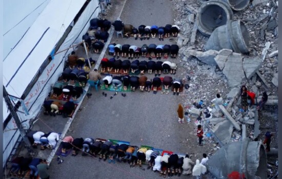 গাজায় ধ্বংসপ্রাপ্ত মসজিদে ঈদের নামাজ আদায় ফিলিস্তিনিদের