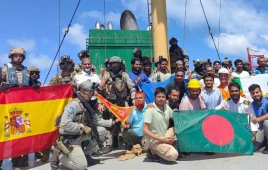বাংলাদেশি জাহাজ ছিনতাইয়ের সঙ্গে জড়িত ৮ জলদস্যু গ্রেফতার