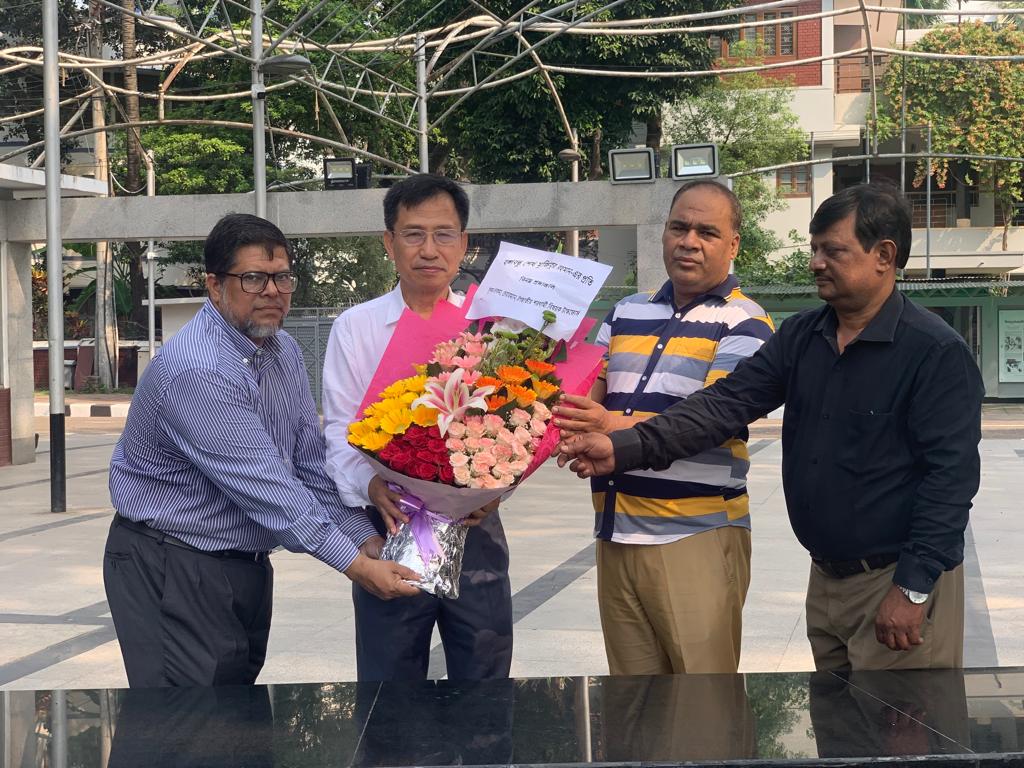 উপজাতীয় শরণার্থী টাস্কফোর্সের চেয়ারম্যান জনাব সুদত্ত চাকমার বঙ্গবন্ধু স্মৃতি সমাধিতে শ্রদ্ধা নিবেদন