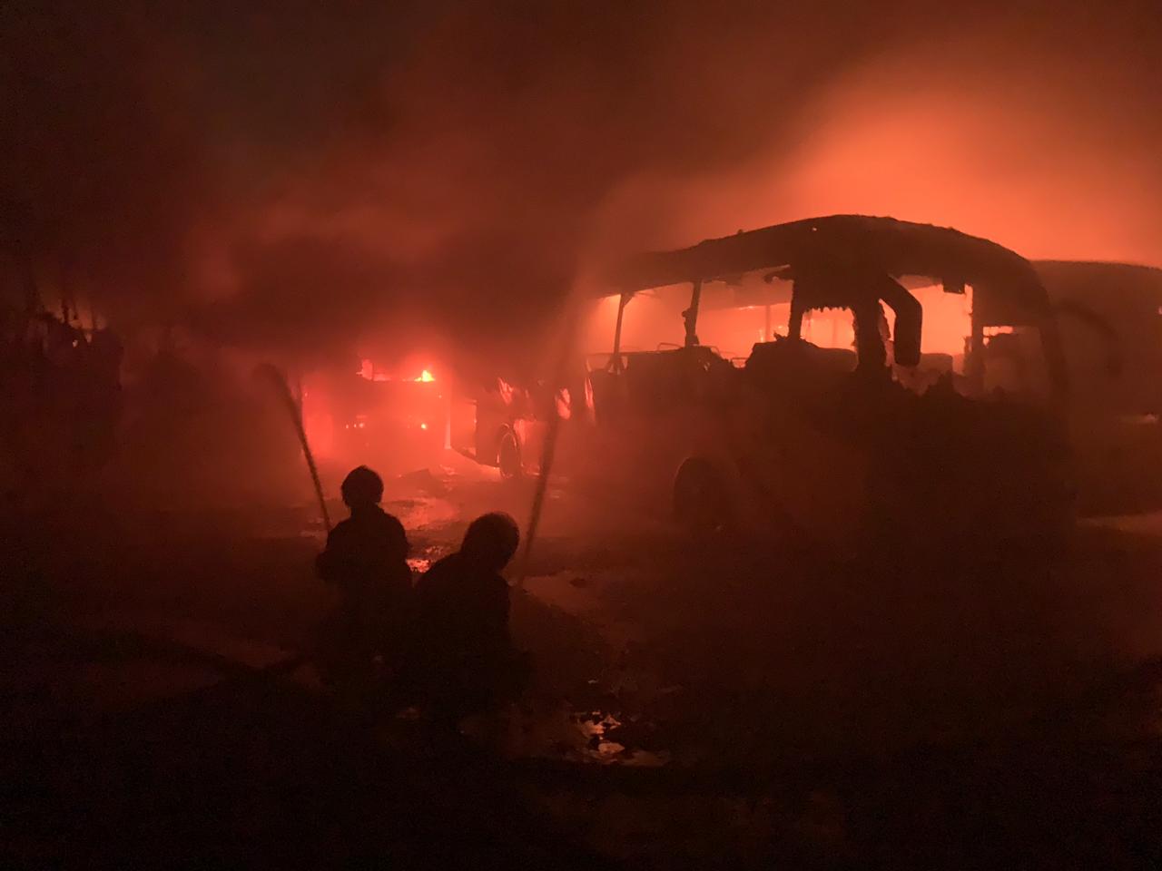 রাজধানীর ডেমরায় পার্কিং করা একাধিক বাসে আগুন