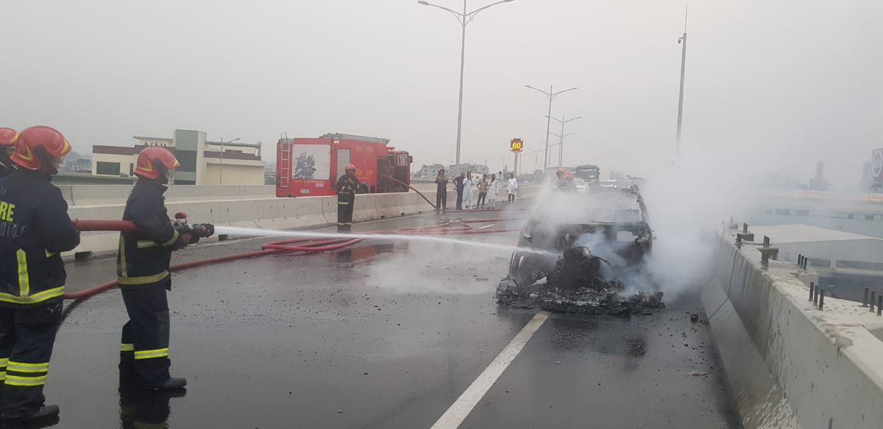 কুড়িলে প্রাইভেটকারে আগুন