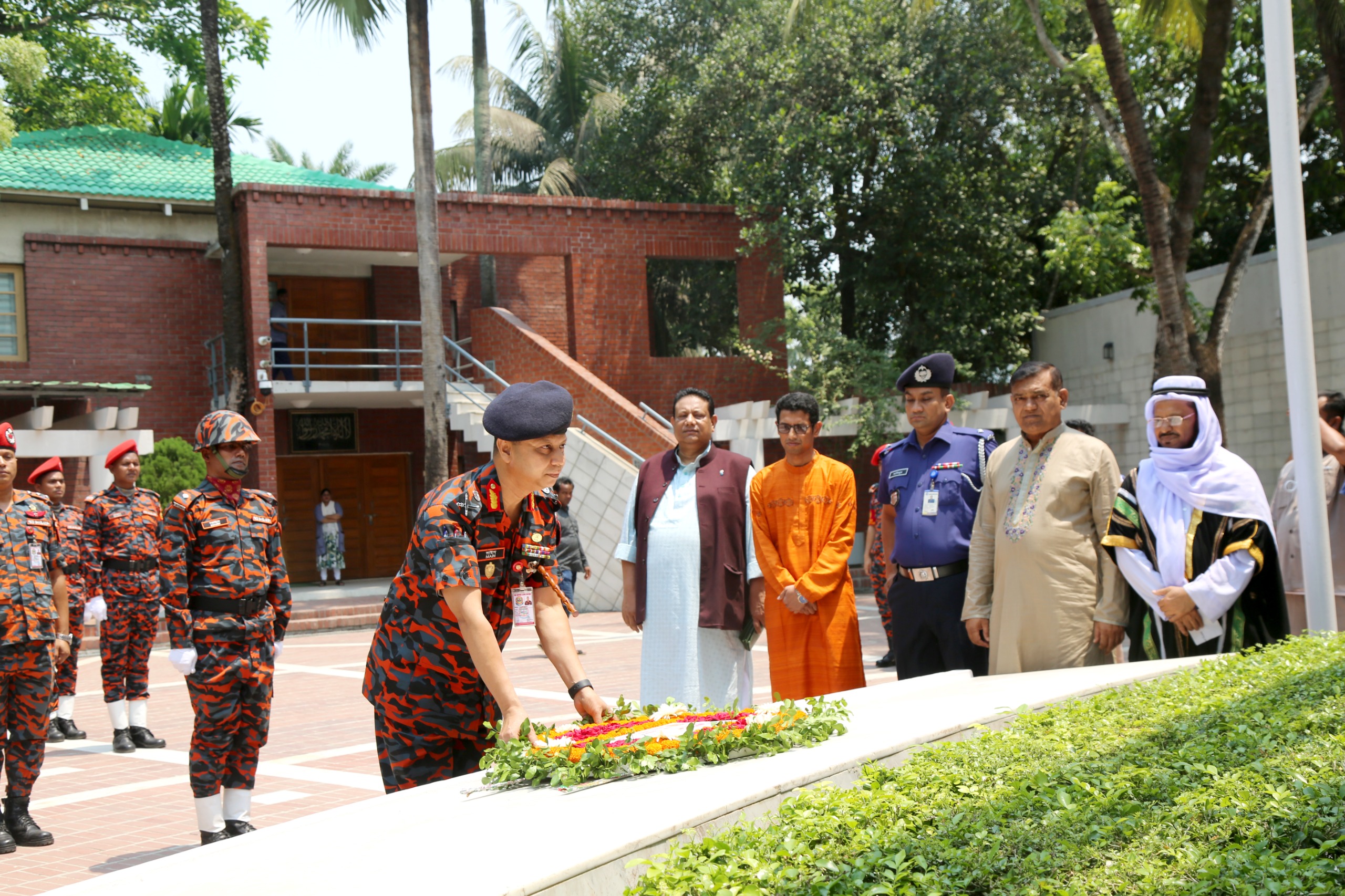 জাতির পিতার সমাধিতে ফায়ার সার্ভিসের মহাপরিচালকের শ্রদ্ধা নিবেদন