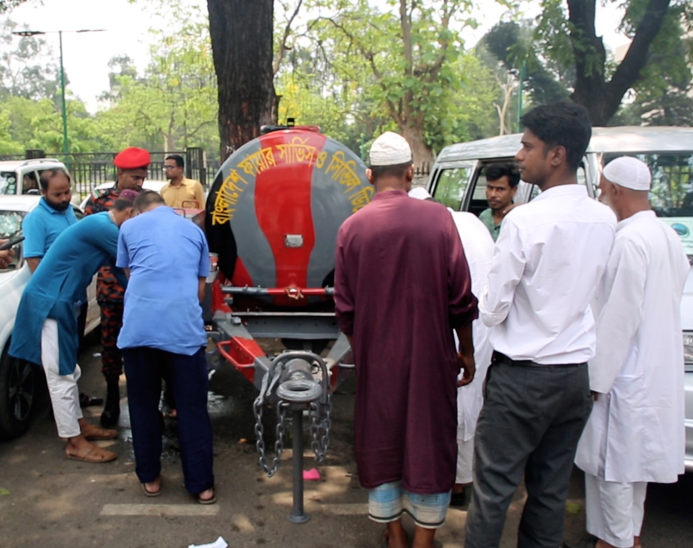 তীব্র গরমে পথচারীদের সুপেয় পানি সরবরাহ করছে ফায়ার সার্ভিস