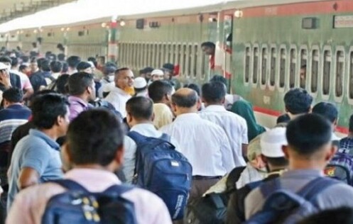 কমলাপুর রেলস্টেশনে ঘরমুখো মানুষের চাপ বেড়েছে