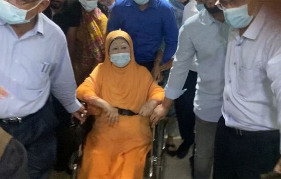 হাসপাতাল থেকে বাসায় ফিরলেন খালেদা জিয়া