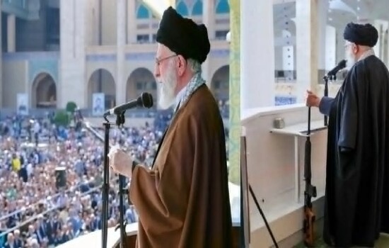 বন্দুক হাতে ঈদের খুতবায় ইরানের সর্বোচ্চ নেতা
