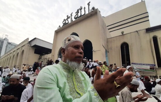 ঈদের জামাতে দেশ ও জাতির কল্যাণ কামনায় বিশেষ দোয়া