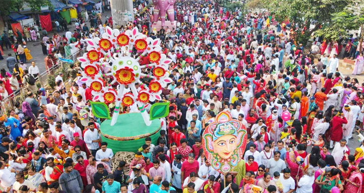 রোদ-গরম উপেক্ষা করে রমনা পার্কে মানুষের ঢল