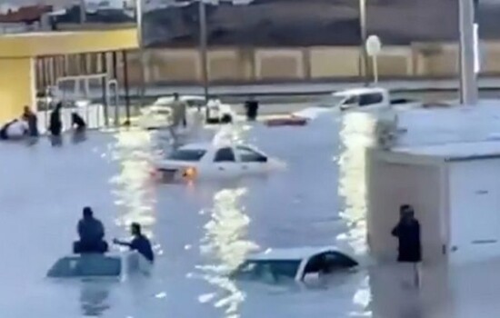 ভারী বর্ষণে সৌদিতে বন্যা, রেড অ্যালার্ট জারি