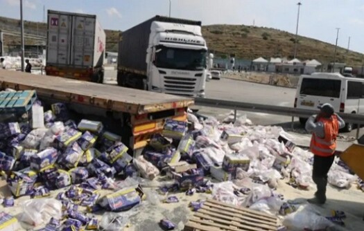 গাজায় যাওয়া ট্রাকভর্তি ত্রাণ ফেলে দিচ্ছে ইসরায়েলিরা