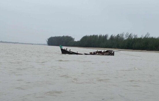 ঝড়ের কবলে পড়ে সাগর গর্ভে ১৬ ট্রলার, নিখোঁজ ৭২
