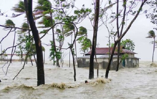 বিদ্যুৎ বিচ্ছিন্ন দক্ষিণাঞ্চলের ৪০ লাখ গ্রাহক, প্লাবিত গ্রামের পর গ্রাম