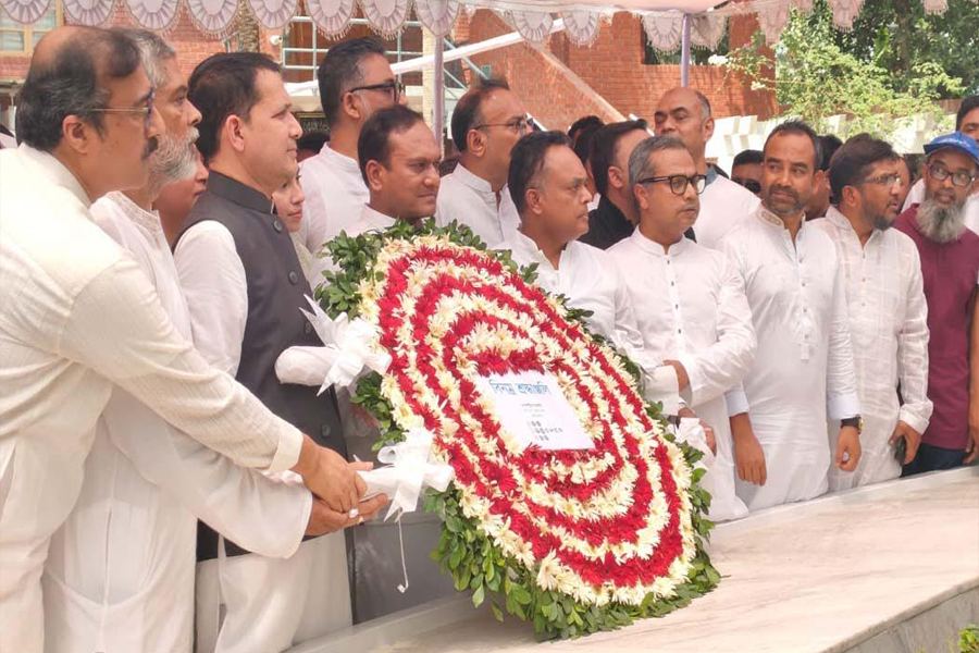 বিজিএমইএ-এর নবনির্বাচিত কমিটি বঙ্গবন্ধু সমাধিসৌধের বেদীতে পুস্পস্তবক অর্পণ করে শ্রদ্ধা জানান
