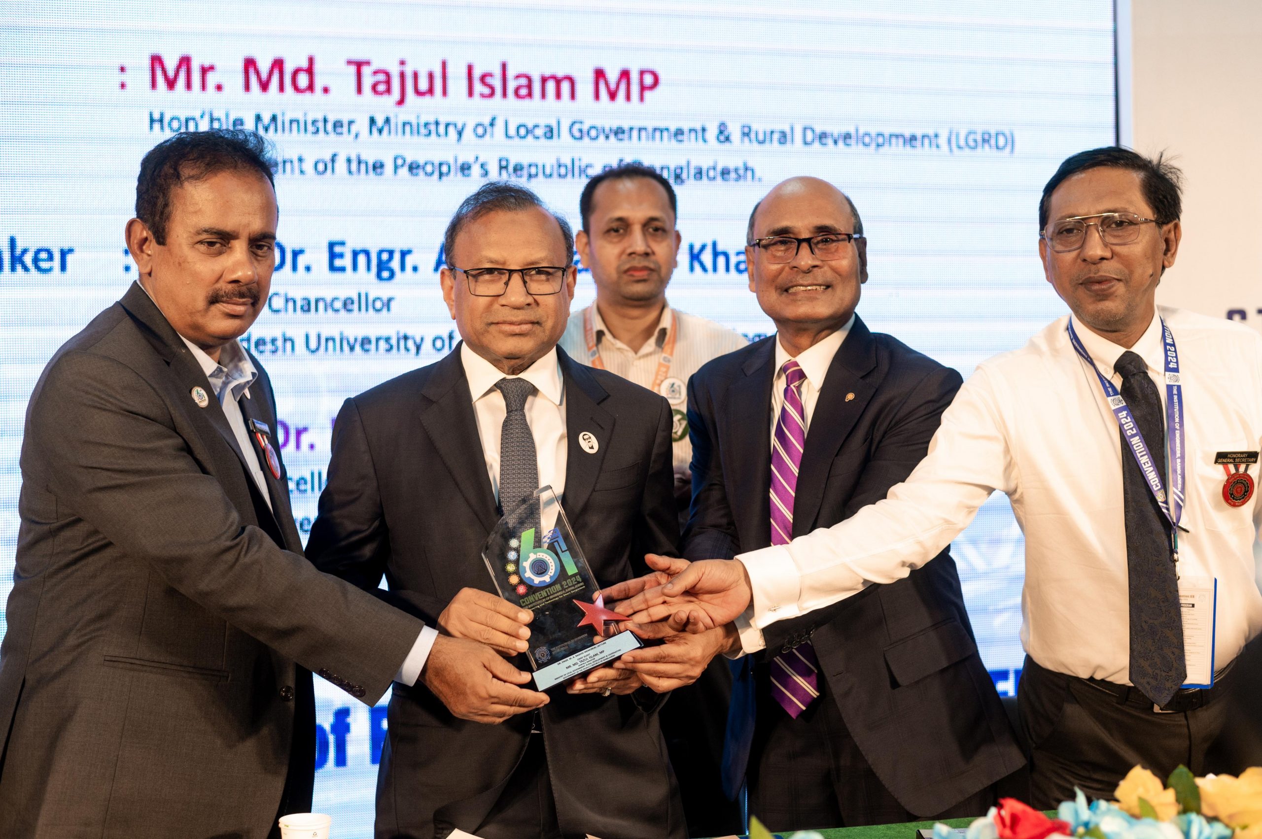 ” উন্নত বাংলাদেশ গড়ার লক্ষ্যে সকল শ্রেণী পেশার মানুষকে একসাথে কাজ করতে হবে”  – স্থানীয় সরকার মন্ত্রী