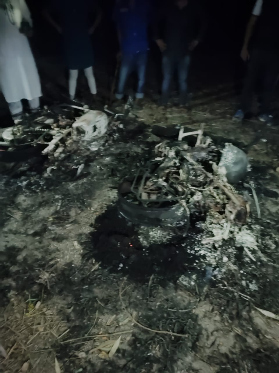 দেবিদ্বারে আনারস প্রতীকের দুই সমর্থকের মটরসাইকেল পুড়িয়ে দিয়েছে প্রতিপক্ষ।