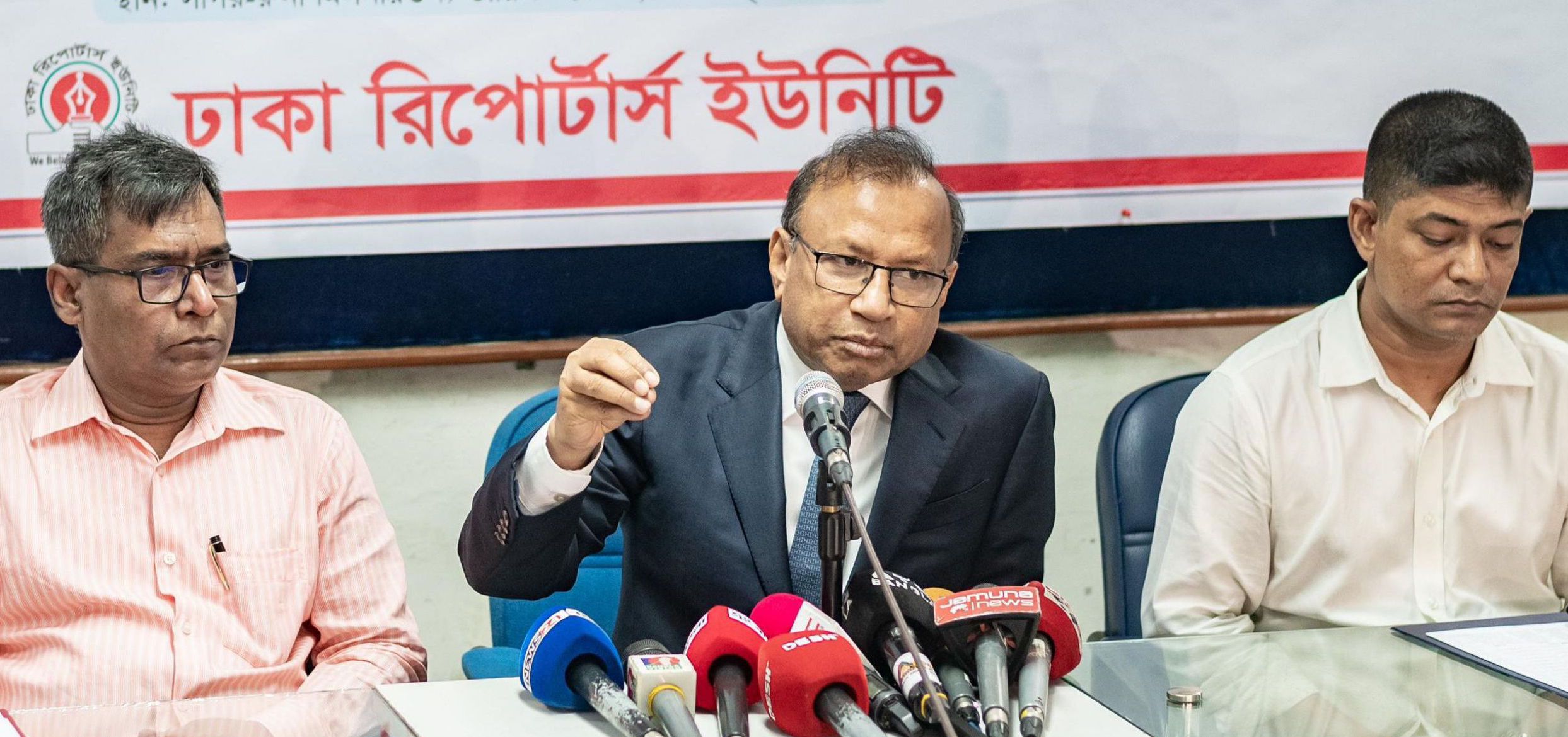 “সাংবাদিকদের নিয়ন্ত্রণ করার আমি পক্ষপাতী নই”  – স্থানীয় সরকার মন্ত্রী