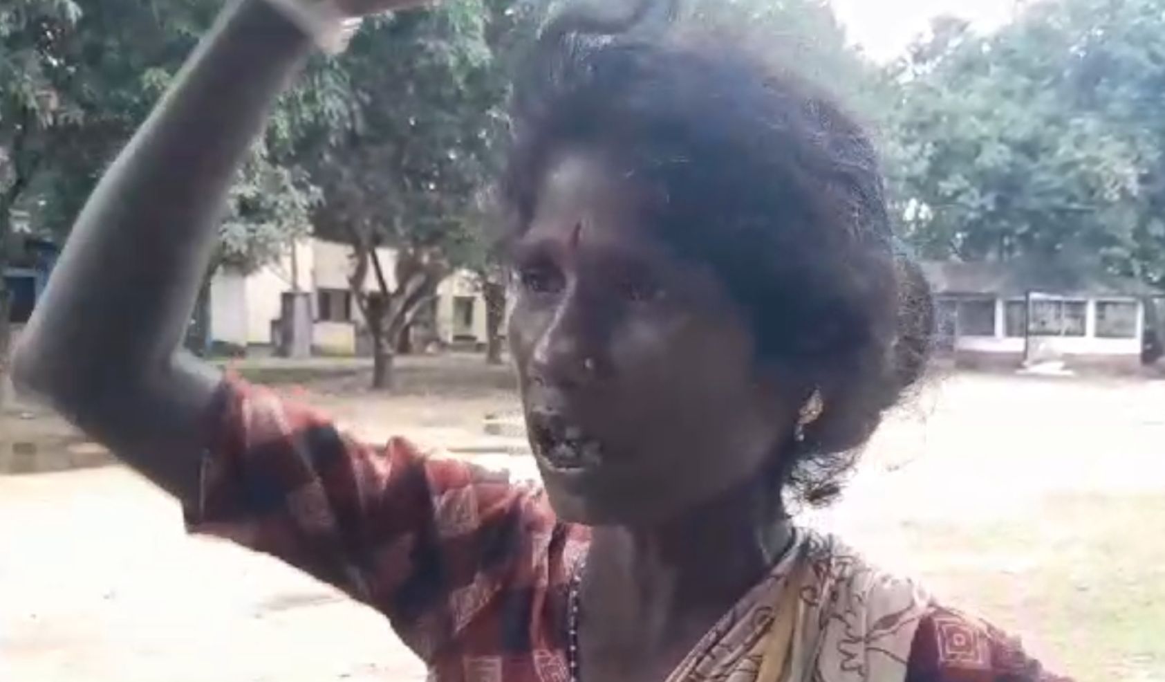 ঠাকুরগাঁওয়ে এক আদিবাসী গৃহবধুর  ঝুলন্ত লাশ উদ্ধার, খুনের বিচার দাবিতে থানার সামনে আদিবাসীদের অবস্থান।পিটিয়ে হত্যা-দাবি স্বজনদের