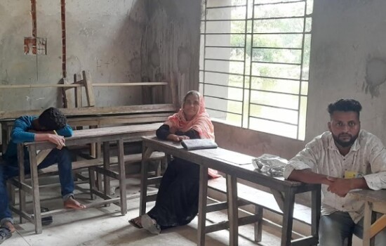 ভোটার নেই, তাই ঘুমাচ্ছেন পোলিং এজেন্ট!