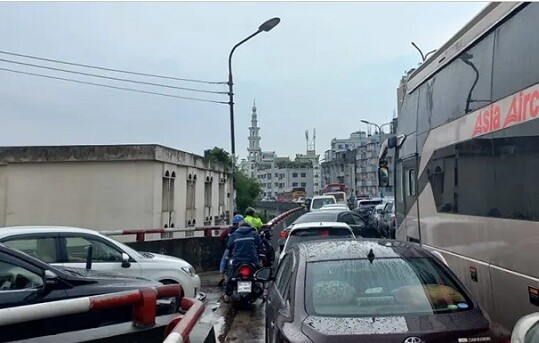 এইচএসসি-সমমান পরীক্ষা শুরু, রাজধানীতে বৃষ্টি, তীব্র যানজট-ভোগান্তি