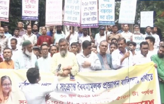 পূর্ণদিবস কর্মবিরতিতে ঢাবির কর্মকর্তা-কর্মচারীরা