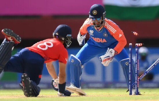 ইংল্যান্ডকে বিদায় করে বিশ্বকাপ ফাইনালে ভারত