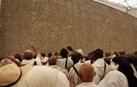 শয়তানকে পাথর মেরে শেষ হলো হজের আনুষ্ঠানিকতা