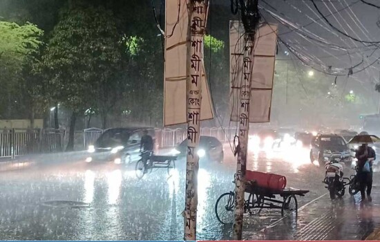 রাজধানীতে বৃষ্টি, ঈদযাত্রায় ভোগান্তিতে ঘরমুখো মানুষ