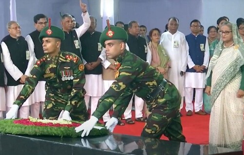 বঙ্গবন্ধুর প্রতিকৃতিতে প্রধানমন্ত্রীর শ্রদ্ধা