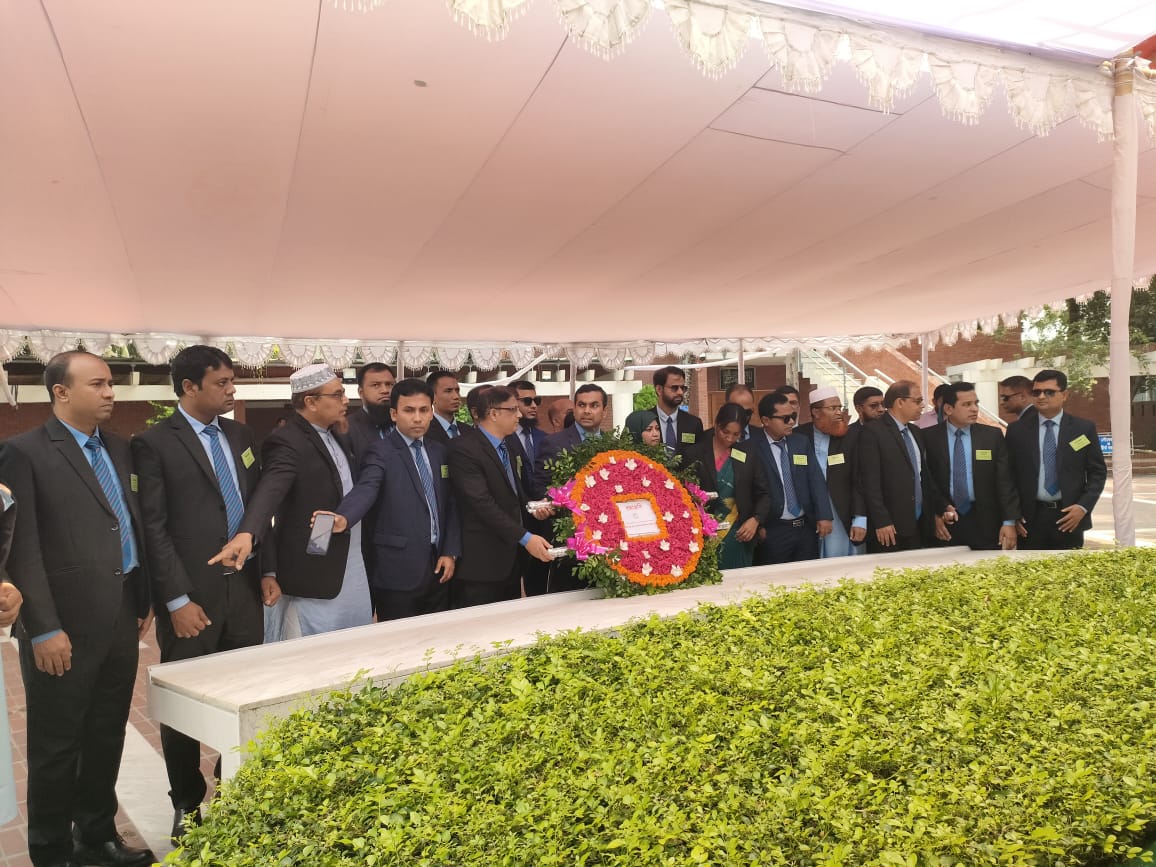 বঙ্গবন্ধুর সমাধিতে তথ্য ও সম্প্রচার মন্ত্রণালয়ের কর্মকর্তাদের শ্রদ্ধা নিবেদন