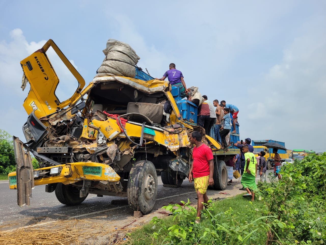কুমিল্লায় কাভার্ডভ্যানের পেছনে গরুবাহী ট্রাকের ধাক্কা ব্যবসায়ী সহ নিহত ২