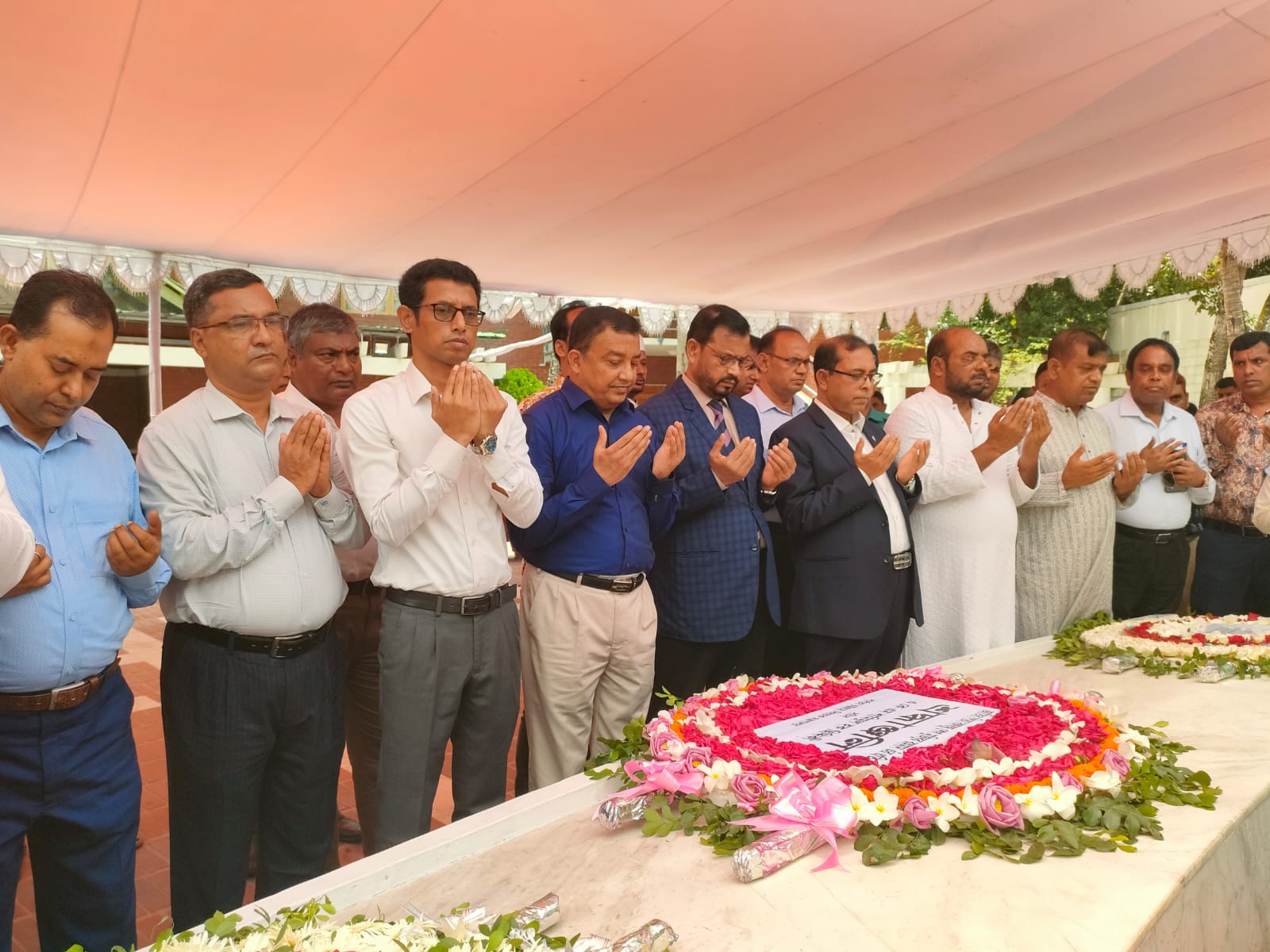 গোপালগঞ্জ টুঙ্গিপাড়ায় বঙ্গবন্ধুর সমাধিতে শ্রদ্ধা নিবেদন করলেন পার্বত্য চট্টগ্রাম বিষয়ক মন্ত্রণালয় সচিব জনাব এ কে এম শামিমুল হক ছিদ্দিকী