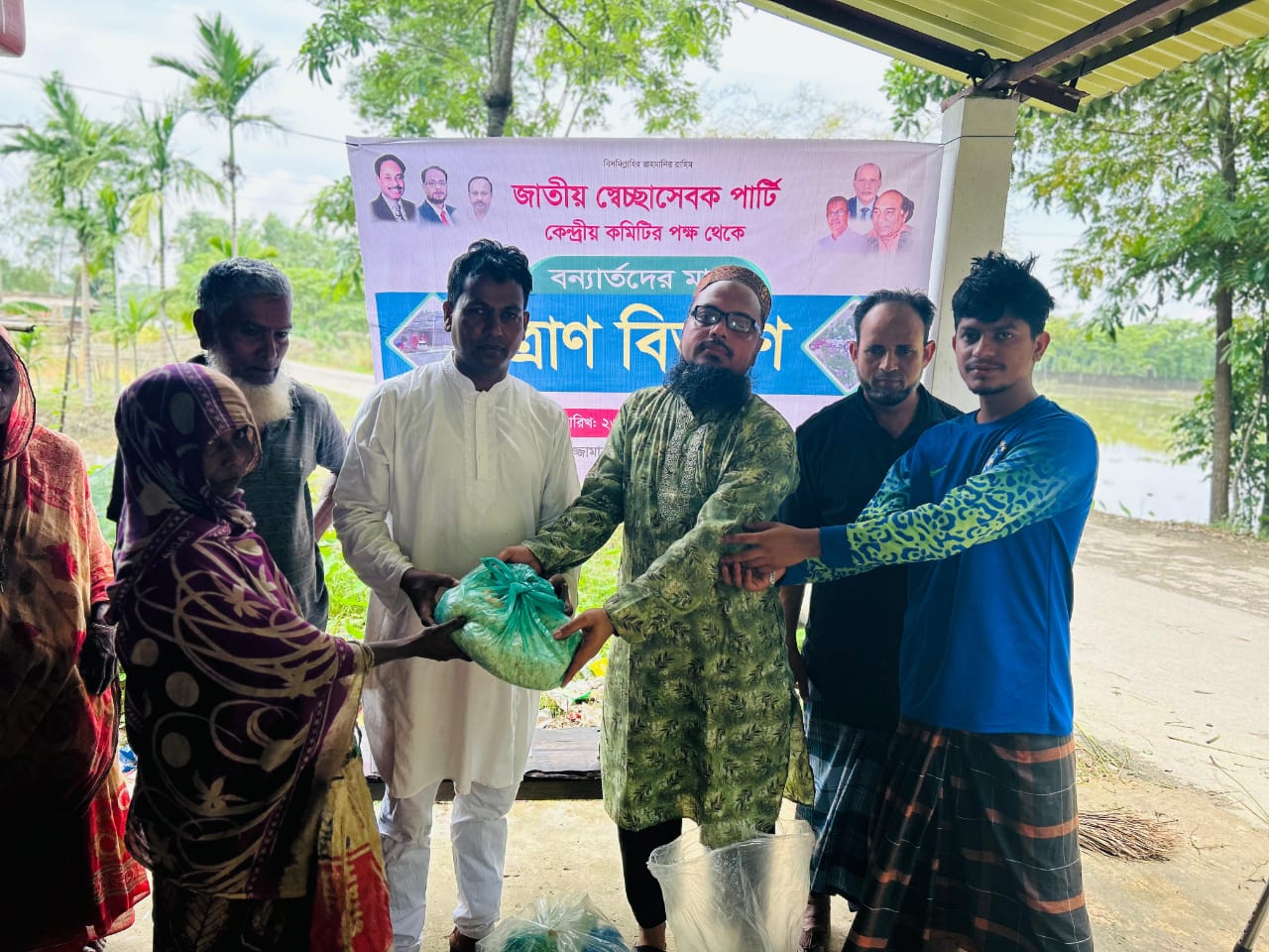 সিলেটে বন্যা দুর্গত পরিবারের মাঝে জাতীয় স্বেচ্ছাসেবক পাটির ত্রান বিতরণ-