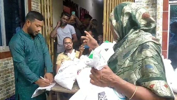 মৌলভীবাজারের জুড়ীতে বন্যার্তদের খাদ্য সামগ্রী বিতরণ করেন- প্রবাসী আব্দুর রব