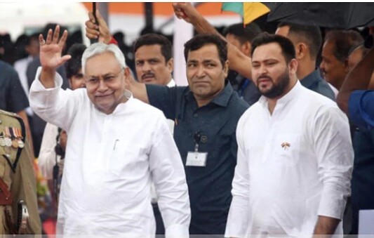 কংগ্রেস জোট নেতার সঙ্গে একই বিমানে দিল্লিতে নীতিশ, কী ঘটতে যাচ্ছে?