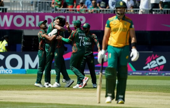 শুরুতে ৪ উইকেট হারিয়ে চাপে দক্ষিণ আফ্রিকা