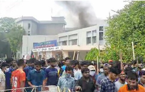 রাবির বঙ্গবন্ধু হলে আগুন, ভেতরে আটকা শিক্ষার্থীরা