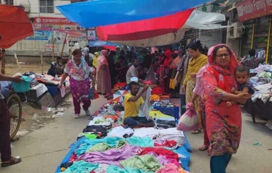 মেরাদিয়ায় রাস্তার ওপর হাট বসিয়ে চলে চাঁদাবাজি