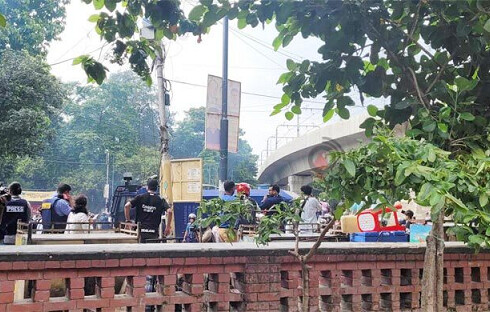 শিক্ষার্থীদের ছত্রভঙ্গ করতে টিএসসিতে পুলিশের সাউন্ড গ্রেনেড বিস্ফোরণ