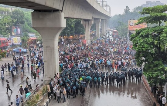 কোটা সংস্কারের দাবিতে শাহবাগ অবরোধ করেছে শিক্ষার্থীরা