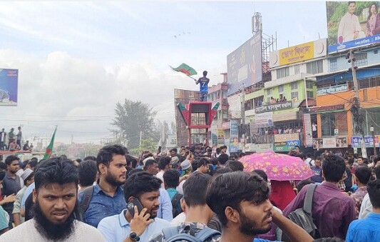মহাসড়কে স্কুল-কলেজের শিক্ষার্থীরা, কার্যত অচল বরিশাল শহর