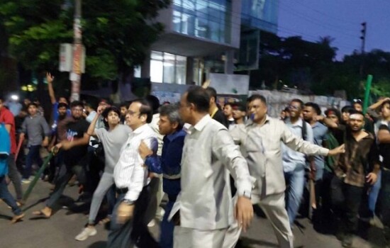 আন্দোলনকারীদের ধাওয়া খেয়ে হাসপালেন পালালেন হাজী সেলিম