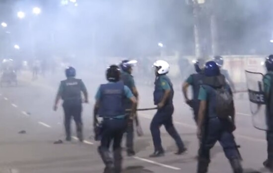 ঢাবিতে রাতে ফের পুলিশ-শিক্ষার্থী সংঘর্ষ