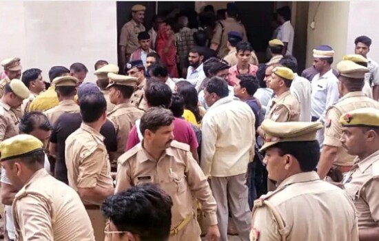 ভারতে ধর্মীয় অনুষ্ঠানে পদদলিত হয়ে ১২১ জনের মৃত্যু : ভোলে বাবার সন্ধানে পুলিশ