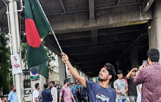একটি হাত নেই, তবুও পতাকা নিয়ে কোটা আন্দোলনে তরুণ