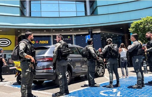 ইসরায়েলের শপিং সেন্টারে সেনাদের ওপর ছুরি নিয়ে হামলা, নিহত ১