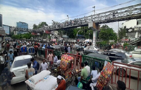 অবরোধে যানচলাচল বন্ধ থাকায়, হেঁটেই গন্তব্যে যাচ্ছে মানুষ